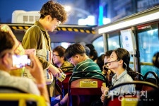 [여름 여행] 낭만 가득한 공연이 열리는 여수 낭만버스 투어, 시간을 달리는 버스커