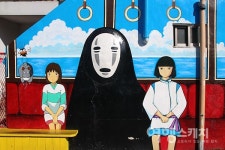 동화책이 펼쳐진 골목골목을 걷는 재미… 전주 자만벽화마을 여행