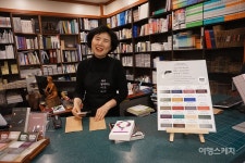[서점 여행] 아날로그의 회귀, 속초 핫한 서점을 방문하다…3대를 이어온 동아서점‧책마다 리뷰 달아주는 문우당서림