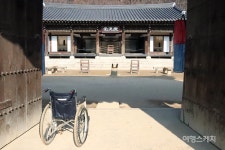 [이동미, 열린관광지를 가다 ①] 대부분 평지…비상벨ㆍ촉지 표지판 아쉬워, 용인 한국민속촌