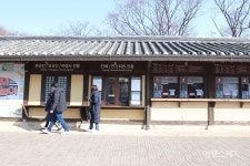 [이동미, 열린관광지를 가다 ①] 대부분 평지…비상벨ㆍ촉지 표지판 아쉬워, 용인 한국민속촌