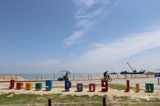 [이동미, 열린관광지를 가다] 배려 깊은 화장실 안전 바,개선 필요한 표지판… 강릉 모래시계공원