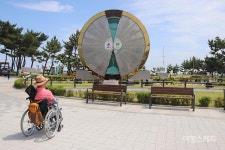 [이동미, 열린관광지를 가다] 배려 깊은 화장실 안전 바,개선 필요한 표지판… 강릉 모래시계공원
