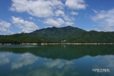 [청정지역 강원 트레킹 ③] 횡성호수길 5구간, 가족길 푸른 하늘과 물을 보며 진정한 쉼을 찾는 길