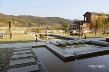 한적한 시골마을 풍경과 편백나무숲 산책로가 있는 김제 금구 명품길 1코스