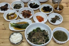 [울릉도 여행을 여는 사람들] ③ 입소문으로 사랑 받는 산채비빔밥, 야영장 식당 - 운영민 대표