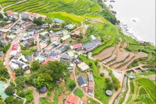 소박한 어촌과 화려한 펜션의 조화