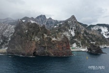 [하늘에서 보는 풍경㉕] 독특한 지질구조가 선명한 울릉도 통구미 향나무 자생지