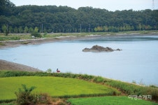 [해안누리길 여행]차가운 역사 넘어 봄날을 걷다