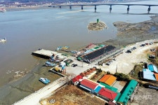 [해안누리길 여행]차가운 역사 넘어 봄날을 걷다