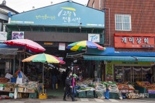 읍성과 함께 둘러보기 좋은 유서 깊은 고창전통시장