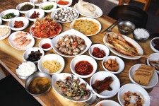 [맛여행] 갯벌향기 가득 담긴 겨울철 별미, 순천 꼬막정식