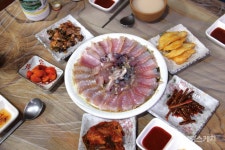 [여행지 가공식품] 한번 맛보면 잊을 수 없는 생선, 흑산도 홍어