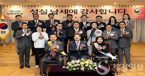 강남세무서, 지난 4일 민원실방문 34번째.53번째 납세자에게 꽃다발 증정