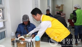 부산국세청장, 부산진구 어르신에게 사랑의 밥퍼나눔 봉사 실시