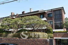 김완일 전 세무사회 부회장, 여상규 법사위원장 집 앞에서 1인시위