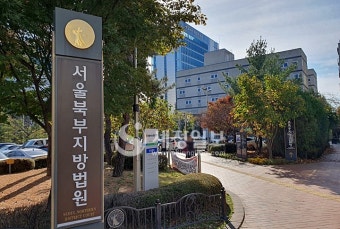 [공판] 의자로 세무공무원 때린 70대 민원인, 항소심서 '징역 8월' 선고