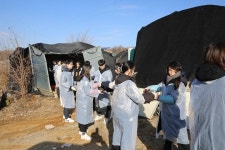 천만장학회 후원 장학생, 에너지취약계층 가구에 연탄 배달