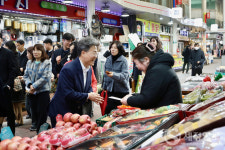 한경선 대구국세청장, 설맞이 전통시장 장보기‧사회복지시설 위문