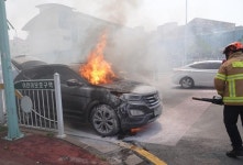 아라초등학교 정문서 SUV차량 화재