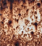 긴 세월 녹슬고 찢긴 흔적 역사의 기억