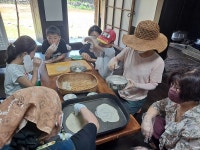 떡 만들며 정착·지역주민 화합 다져요