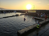 검은 모래에 붉은 노을이 깔리면 무도회가 열린다