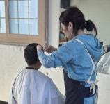 신례2리마을회, 베트남 계절근로자에 이발 봉사
