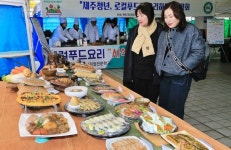 생산자-소비자가 직접 만나는 지역 장터 모두 만족