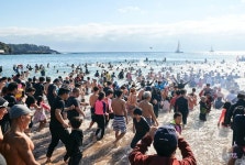 붉은 말의 해 첫 날 수영하며 새해 소망 기원