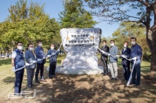 한수원 한울원자력본부, 북면 이주마을 망향비 건립 제막식 함께해