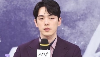 '시간' 김정현, 무표정 태도 논란 