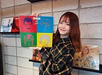 모트, 퀸 앨범 들고 근황 공개 환한 미소
