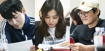 '열혈사제' 김남길X김성균X이하늬, 대본리딩 현장...코믹 케미 터졌다