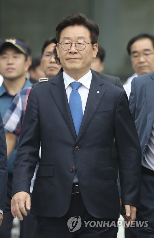 더불어민주당 대표 이재명 등 보수 시민단체 고발로 갈등 고조