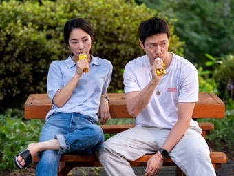 '멜로가 체질' 전여빈-손석구 무슨 사이? 묘한 분위기 스틸컷 공개