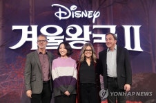 [종합] 사랑X공감X가족...겨울왕국2, 제작진이 밝힌 안나·엘사 압도적 변화