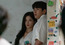 지창욱X김유정, 한밤중 건물벽에 찰싹 심장이 바운스(편의점 샛별이)