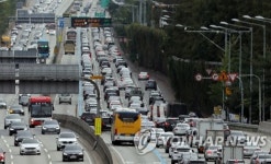 [고속도로 교통상황] 귀경길 일부구간 정체...부산→서울 4시간50분