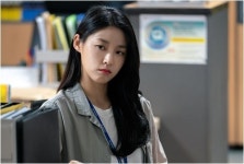 낮과 밤 김설현, 멋쁨 폭발 제복 자태…열혈 경찰 공혜원 완벽 변신