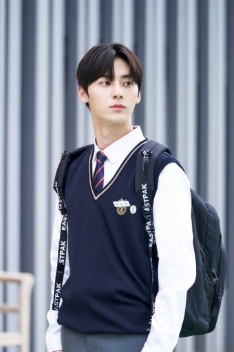'라이브온' 뉴이스트 황민현, 극강 싱크로율 예고…'현실 고은택'으로 설렘 유발