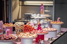 명품 설향부터 디저트까지, 풍성한 호텔 딸기뷔페