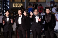 비상선언 칸영화제 공식 상영 경이로운 항공 재난 영화