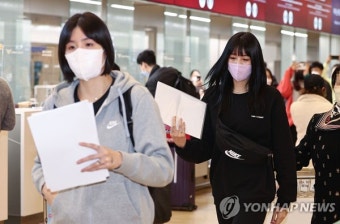 '학폭논란' 이재영·이다영, 그리스 PAOK 합류 위해  출국