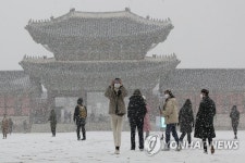 올겨울 첫 폭설에 곳곳 추돌사고·정체…북한산로 등 통제