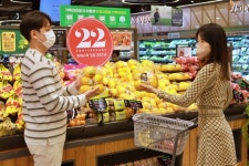 롯데슈퍼 창립 22주년 행사...호텔 숙박권부터 반값할인