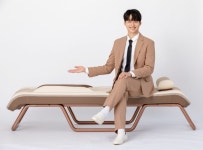 국민가수 이솔로몬, 의료기 전속모델 발탁...김성하 호흡