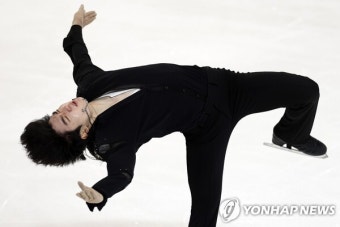 차준환, 시즌 첫 시니어 GP 동메달…4회전 점프 '클린연기'