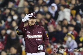 '이정후·김혜성 3안타' 키움, 6-0→7-6 LG에 진땀승...PO 1승1패