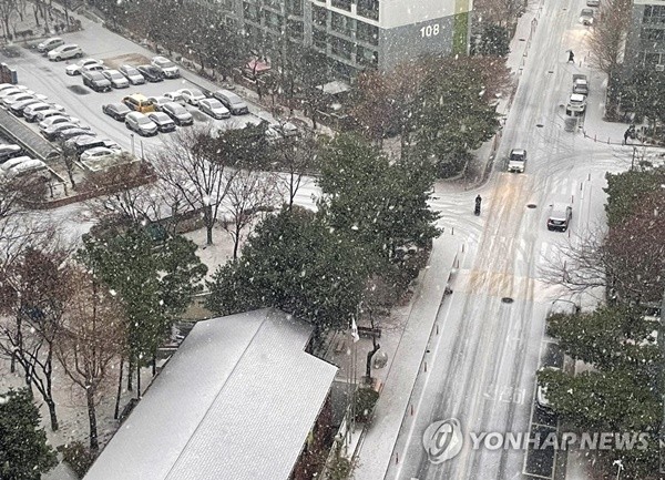 폭설로 출근길 혼잡…오세훈 시장, 지하철과 버스 증차로 대응